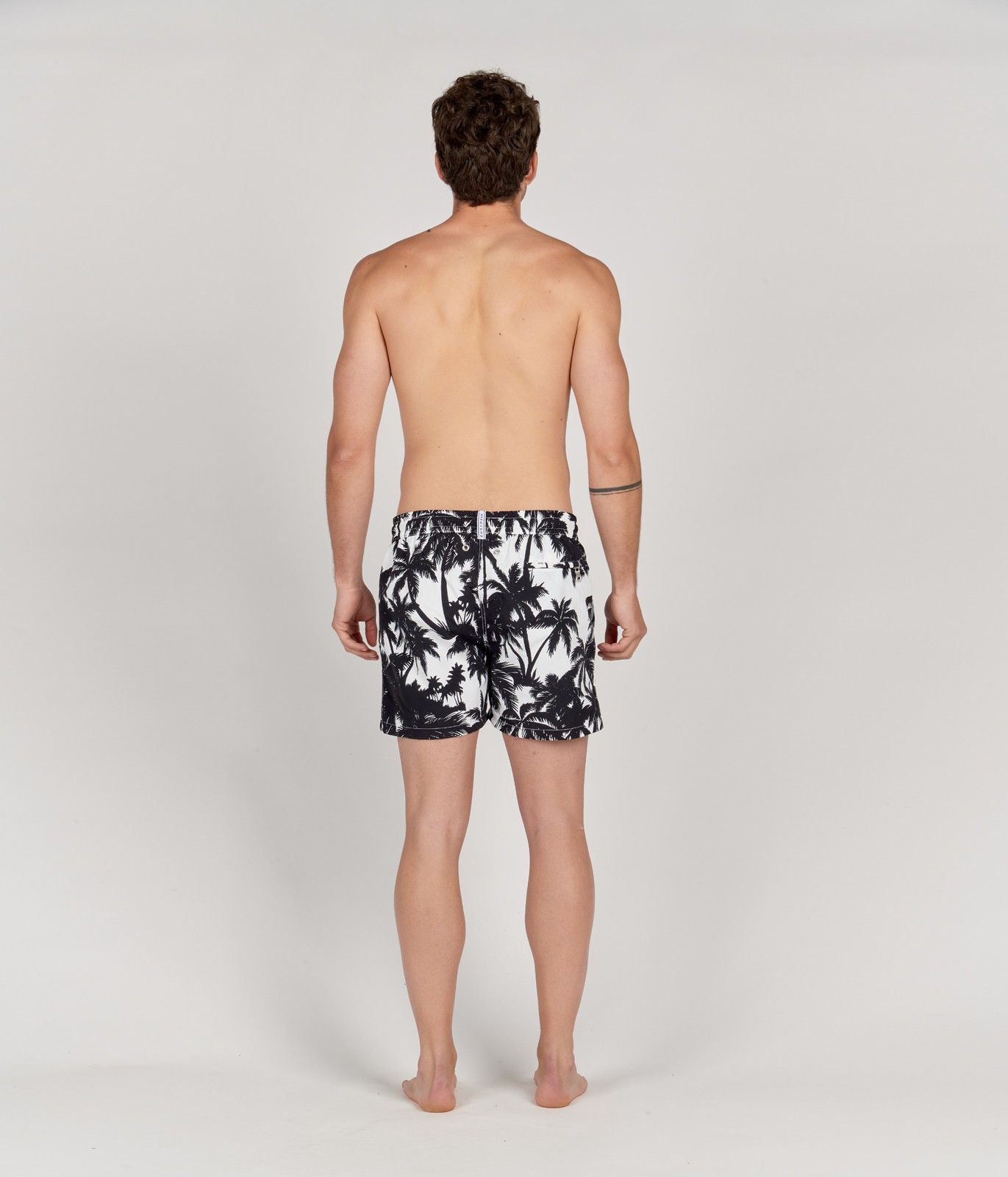 Black palm print swim shorts for men - fitted cut